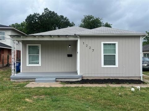 Photo of 1227 S Montclair Avenue, Dallas, TX 75208 (MLS # 21272097)
