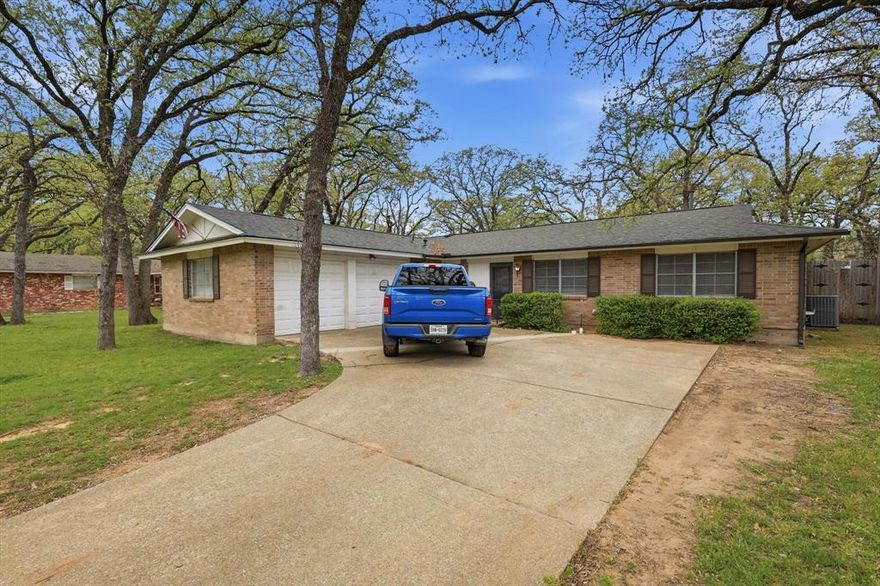 May 5th 2026 ** BACK ON MARKET. Buyer was contingent and could not sell their current home. 

Central Arlington gem had a recent makeover and is ready for new owners! Tons of character and charm in desirable Woodland West subdivision. Fresh paint and carpet throughout. Perfect for your 1st time homebuyers or use as an investment property. Large master bedroom has plenty of additional space for a reading nook, work space or crib. Entry opens into a large living space overlooking the ample sized kitchen. The possibilities are endless with the huge secondary living space. This home is walking distance to Duff Elementary which is one of the highest rated elementary schools in Arlington. Automatic sprinkler system covers the front and backyard. Mature oaks provide plenty of shady space for kids and pets to play. Need a break from the Texas heat?... This house has an updated HVAC system that blows super cold!