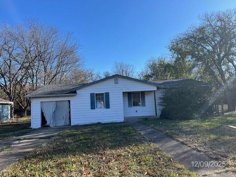 Photo of 1305 N Brents Avenue, Sherman, TX 75090 (MLS # 21157269)