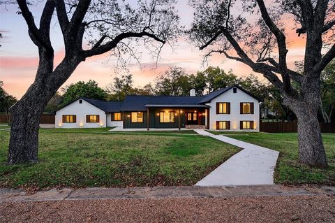 Photo of 1 River Hills Drive, Denison, TX 75020 (MLS # 21255124)