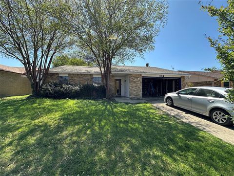 Photo of 304 Long Canyon Drive, Mesquite, TX 75150 (MLS # 21240869)