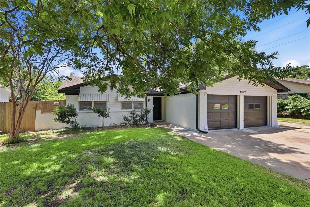 Photo of 2202 E Mitchell Street, Arlington, TX 76010 (MLS # 21298585)