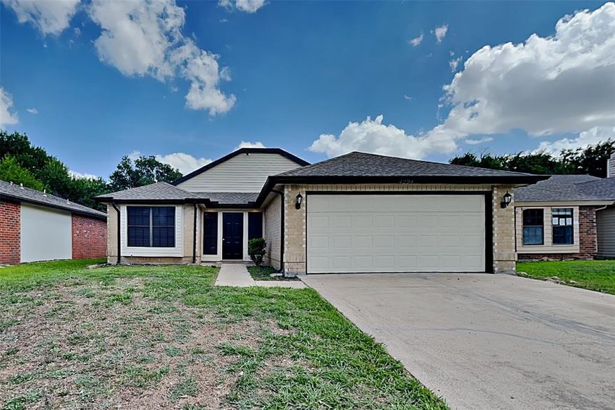 $1000 off the First Full Month of Rent! Charming 3 bed, 2 bath, 1,382  sq ft home in Fort Worth! Open kitchen concept with updated counters. Primary suite with attached bathroom. Spacious backyard, great for gatherings! Pets accepted on a case by case basis. Additional admin fees apply. The Fireplace is decorative. Schedule your showing today! This home is as-is.  

This home may be located within a Homeowners Association (HOA) community. If so, residents will be responsible for adhering to all HOA rules and regulations. Please contact your agent or landlord's agent for more information.