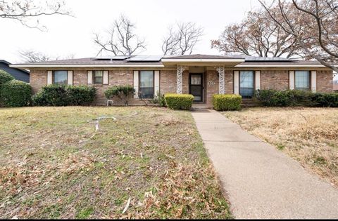 Photo of 909 Bradfield Drive, Garland, TX 75042 (MLS # 21190235)