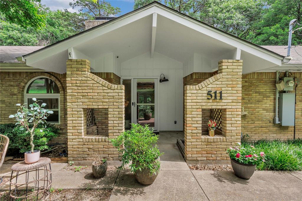511 W Red Bird Lane