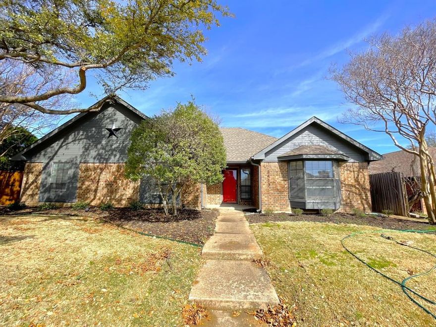 You'll definitely want to schedule to tour this home today...This beautifully remodeled 3 bedroom - 3 bath home located in North Plano features new paint throughout, faux wood flooring, fixtures, check out the the master tub and faucets, appliances, lighting, board on board fence, landscaping and much much more....This home is available for immediate move in...Tour this home and apply today.......