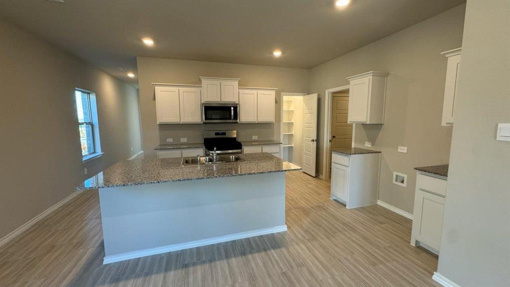 605 SHADED GROVE Drive