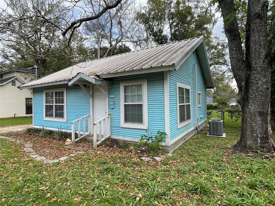 CUTE CUTE CUTE! Perfect for college kids or investors! Walk to Tarleton (just 1.5 blocks) and fast food establishments. This property is ready for move-in with the washer, dryer, frig, and range staying! Open kitchen-living area with breakfast bar has an airy feeling to it. Windows replaced, updated electrical, plumbing and wood laminate flooring. Central air and heat only a few years old. Enjoy gardening, relaxing and entertaining in the huge shaded backyard. Large shed can be storage, workshop or workout area. So many possibilities! Not many houses in this price range, will go quickly, call today!