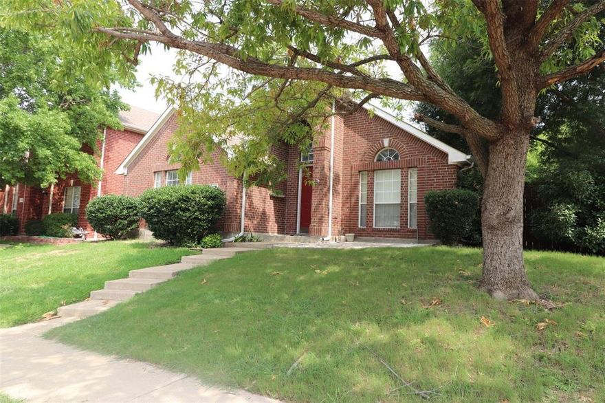 Gorgeous home with a spacious living area; kitchen is fit for a chef and makes entertaining easy. The master suite welcomes you to relax and linger. No Government program!