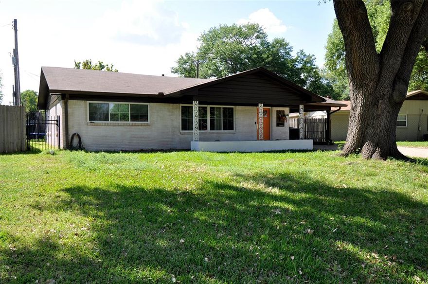 Step into this beautifully updated 3-bedroom, 2-bath home featuring a bright and airy open floor plan designed for modern living. The spacious layout seamlessly connects the living, dining, and kitchen areas, creating the perfect space for entertaining or relaxing with family. Fresh updates throughout the home give it a clean, contemporary feel, while large windows invite in plenty of natural light. Windows-3yrs old, Water Heater-1 yr old, Electric Panel with generator hook up- less than 2 yrs old, All Appliances not more then 3 yrs old.

The kitchen offers ample counter space and flows effortlessly into the main living area, making it both functional and inviting. The primary suite provides a comfortable retreat with its own private bath, his and her closets with flex area for office, arts and crafts or any of your needs with built-in storage.

Conveniently located close to Barksdale AFB, shopping, dining, schools, and major roadways, this home combines style, comfort, and accessibility. Whether you're commuting or enjoying nearby amenities, everything you need is just minutes away.

Owner Agent