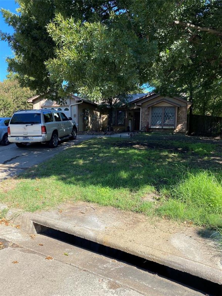 Come and view this charming three-bedroom home with limitless potential located in Arlington ISD. Lots of natural light in approximately 1100 square feet. Perfectly-appointed kitchen with white cabinets and black appliances. Spacious backyard with a covered patio and fully fenced. Lots of opportunity to expand and play.