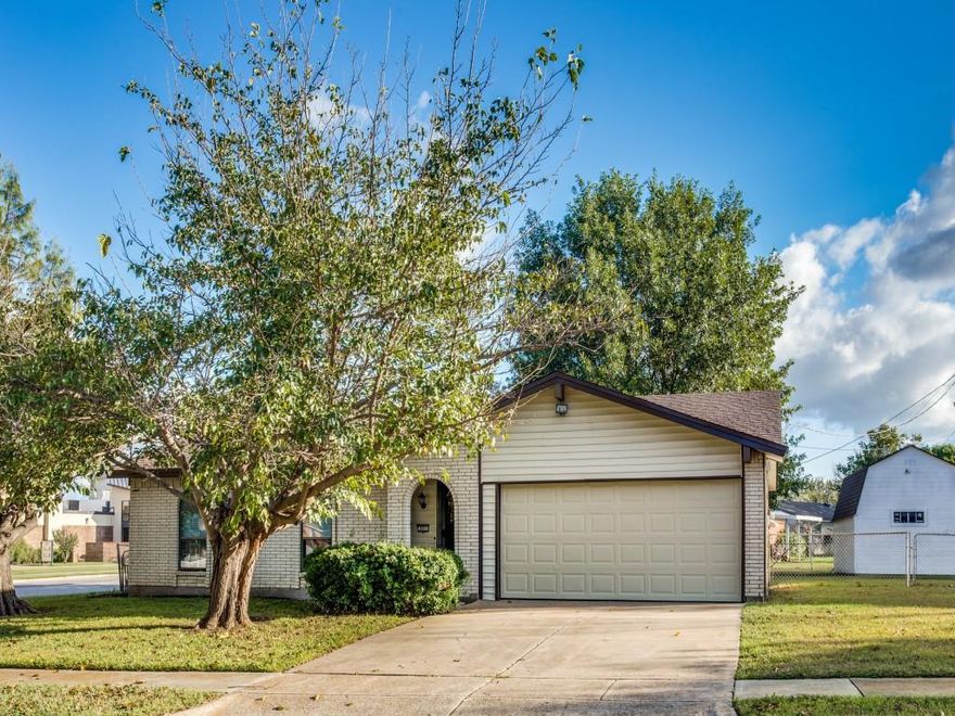 Wonderful family home on corner lot conveniently located near schools, shopping and dining. 3 beds, 2 baths, nice size kitchen. Recent upgrades include new cabinets, granite, stove and flooring. Master bath recently remodeled as well. Back yard is fenced, 2 car garage. Pets allowed on a per-case basis with additional pet deposit.