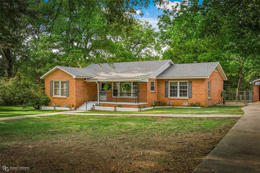 Welcome to 307 Emerald Dr in Minden, LA! This well maintained 3 bedroom, 2 bathroom home offers 1,915 sqft of comfortable living space and a functional layout perfect for everyday living and entertaining.Step inside to find a spacious interior featuring a formal dining room with a new light fixture, perfect for hosting family dinners or gatherings. The kitchen has been updated with new can lighting, adding a bright and modern touch. The home also features original hardwood floors throughout and a cozy living room with a gas log fireplace. A fresh coat of paint creates a clean, inviting feel from the moment you walk in. Both bathrooms have been updated, with the primary ensuite offering a tiled tub shower combo, a new vanity, and stylish new plank flooring. The laundry room is conveniently located inside the home, and central heat and air provide year-round comfort. Situated on just under an acre, the large yard is completely fenced and offers plenty of space to enjoy the outdoors. The property includes 2-car covered parking with an attached storage room, as well as a large workshop or shed in the backyard. With no back neighbors, you’ll enjoy added privacy.
Located just minutes from Turners Pond and downtown Minden, this home combines comfort, space, and convenience. Schedule your private showing today!