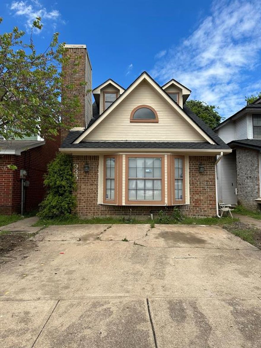 Homeowner has updated home with new ceramic floors thru out. kitchen has also been updated with new counter top and cabinets. new mini blinds, paint, toilets and more. Small backyard, so not much mowing. Parking up front, no garage, no carport.
Buyers and agents to verify information.