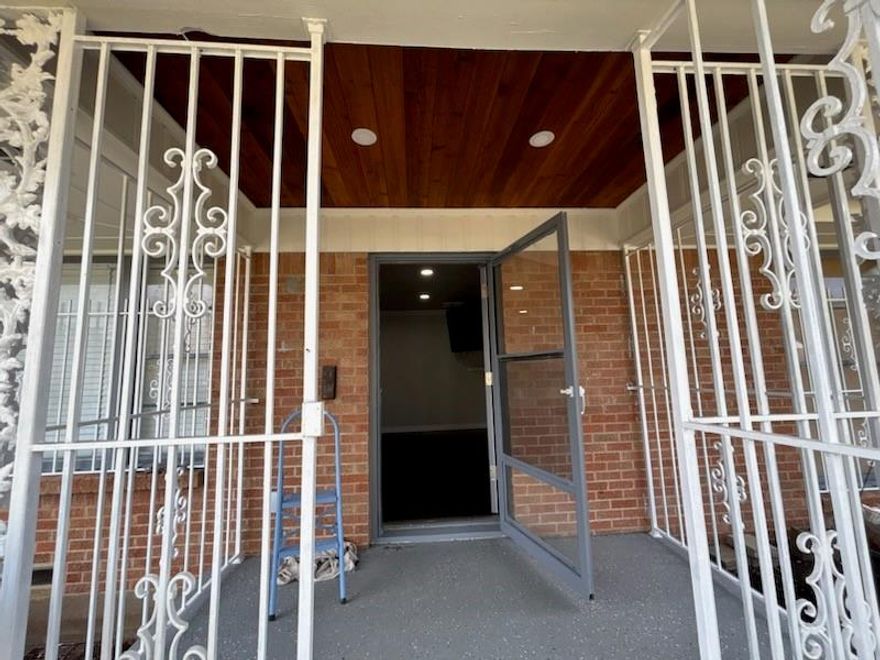 Beautiful newly renovated home. Casa en venta. Very close to schools and shopping centers. Great location with access to main freeways. Also minutes away from downtown Dallas. Very generous size lot 9160 sf.