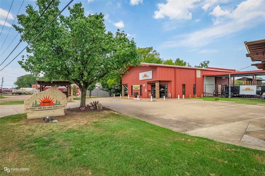 Excellent commercial property on busy E Texas St in Bossier! Property includes both office space as well as a warehouse area with roll-up door. Metal overhangs offer additional storage areas for equipment. Schedule your showing today!