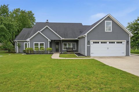 Photo of 206 Modoc Trail, Lake Kiowa, TX 76240 (MLS # 21265557)