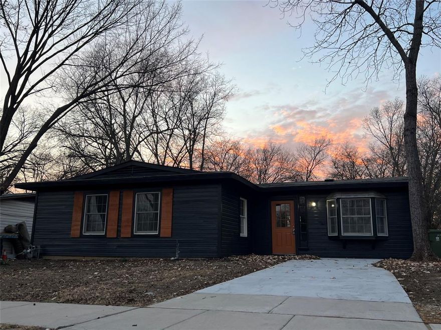 Prime location in the heart of Arlington with unbeatable access to major attractions, shopping, and commuting routes. This 3 bedroom, 1 bathroom home features no carpet throughout for easy maintenance and a gas stove perfect for everyday cooking. Situated less than two miles from Globe Life Field and under three miles from AT&T Stadium, this property offers exceptional proximity to entertainment, dining, and year round events. Convenient access to Highway 360, I30, and I20 places you right between Dallas and Fort Worth and within a short drive to DFW Airport.
This home presents a great opportunity for buyers looking to add value with light updates. Ideal for first time buyers, investors, or anyone seeking a well located property with strong potential. Seller is motivated and ready to make a deal.