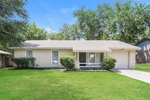 Photo of 306 Linklea Drive, Duncanville, TX 75137 (MLS # 21179666)