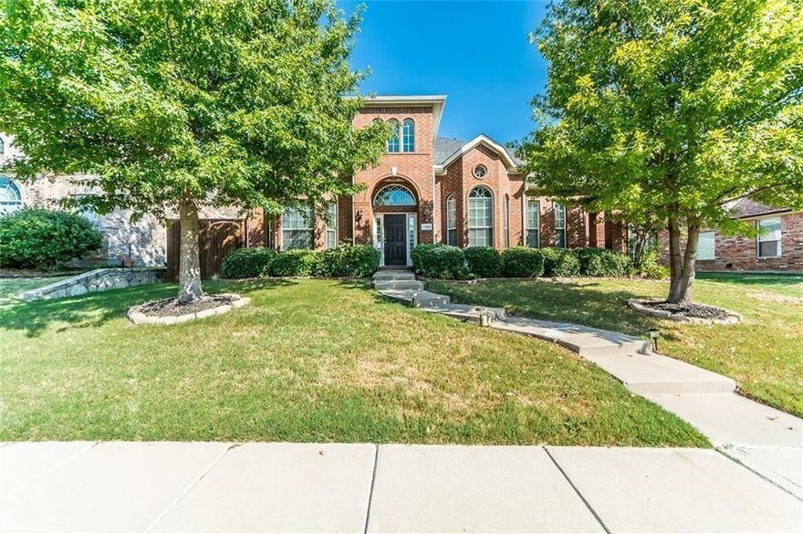 Exceptional floor plan with two downstairs bedrooms and a study room! This 5-bedroom, 4-bath home is nestled in a golf course community with excellent schools. Enjoy abundant natural light enhanced by high ceilings in the family living areas. Revel in the beauty of gorgeous hardwood floors, ample storage, and a chef's kitchen—perfect for entertaining and family gatherings. Community amenities feature a golf course, community pool, and playground. Convenient access to the Tollway and Frisco's fantastic shopping and dining options