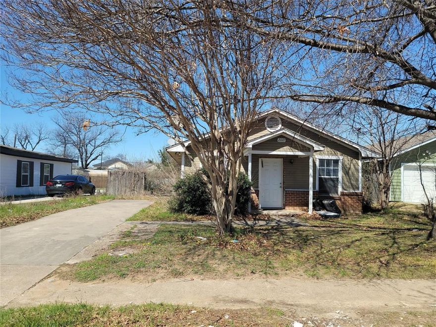 Perfect for Builders or Investors, the Value is in the land, and the lot size is 50 x130. The home is in poor condition and destined to be torn down.  The property is located near the medical district, parks, and Recreational areas of downtown Dallas, Bishop Arts, Trinity Grove area, and minutes from Interstate 30! Up and coming neighborhood. New builds coming up all around.