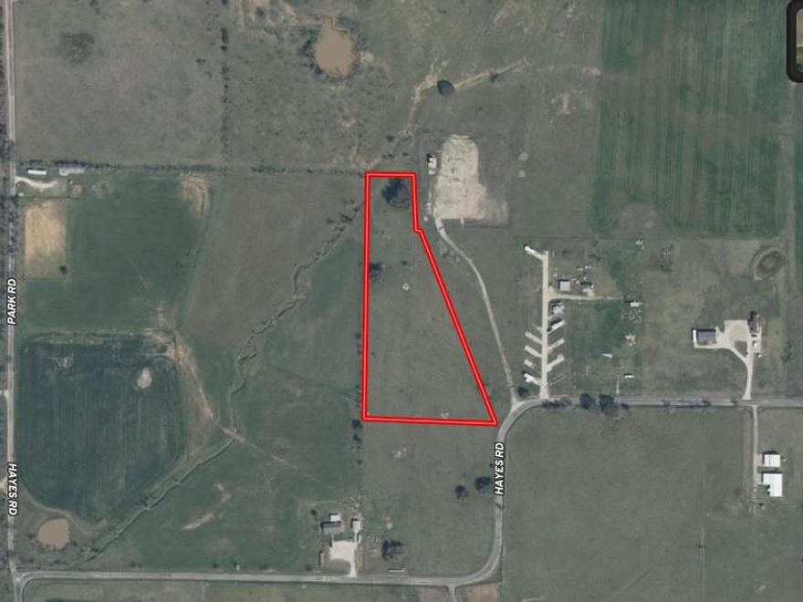 5.51 beautiful acres that are divisible in Mineral Wells. perfect place to build your dream home or the perfect barndominium. A rare opportunity to carve out exactly what you would like with access to the open view of the plains, beautiful mountains, and wildlife galore.