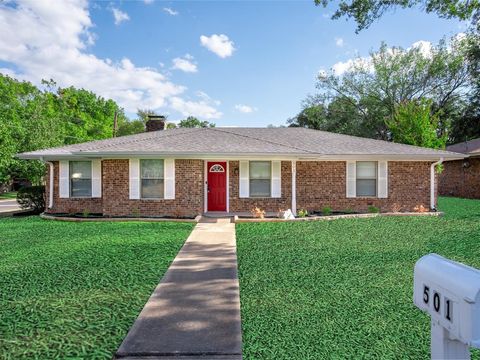 Photo of 501 Edgewood Avenue, Corsicana, TX 75110 (MLS # 21094229)