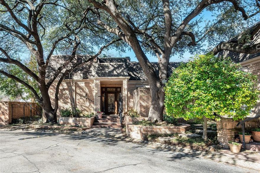 Perfectly positioned in sought-after Tealwood Square, this charming 3-bedroom, 3-bath townhome is tucked away on a quiet cul-de-sac in Devonshire. Designed around a spacious private courtyard shaded by mature live oaks, the home is filled with natural light and offers exceptional privacy. This one-story home features an open floor plan with generously sized rooms, two fireplaces, and a layout that easily accommodates both contemporary and traditional styles. Bedrooms are thoughtfully separated for privacy, and one bedroom offers ideal flexibility as a home office or studio.