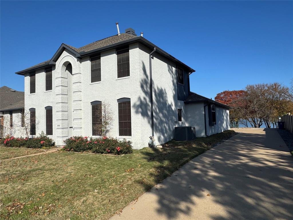 8909 Creekside Drive