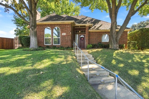 Photo of 1428 Swan Court, Lewisville, TX 75077 (MLS # 21420078)