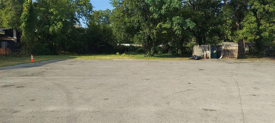 Commercial property located on busy Malcolm X. Surrounded by businesses, churches, restaurants, etc... Perfect for building a new business location. Lot has been asphalt paved, perfect for parking...