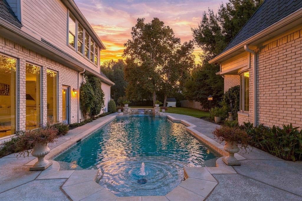 2711 Meadowview Drive