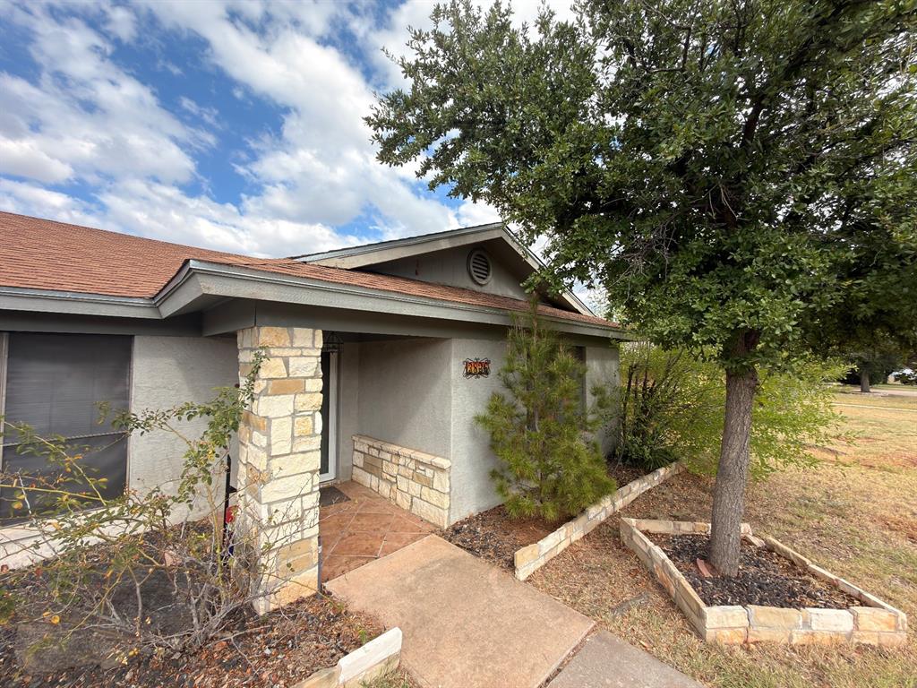 3826 Hillcrest Drive