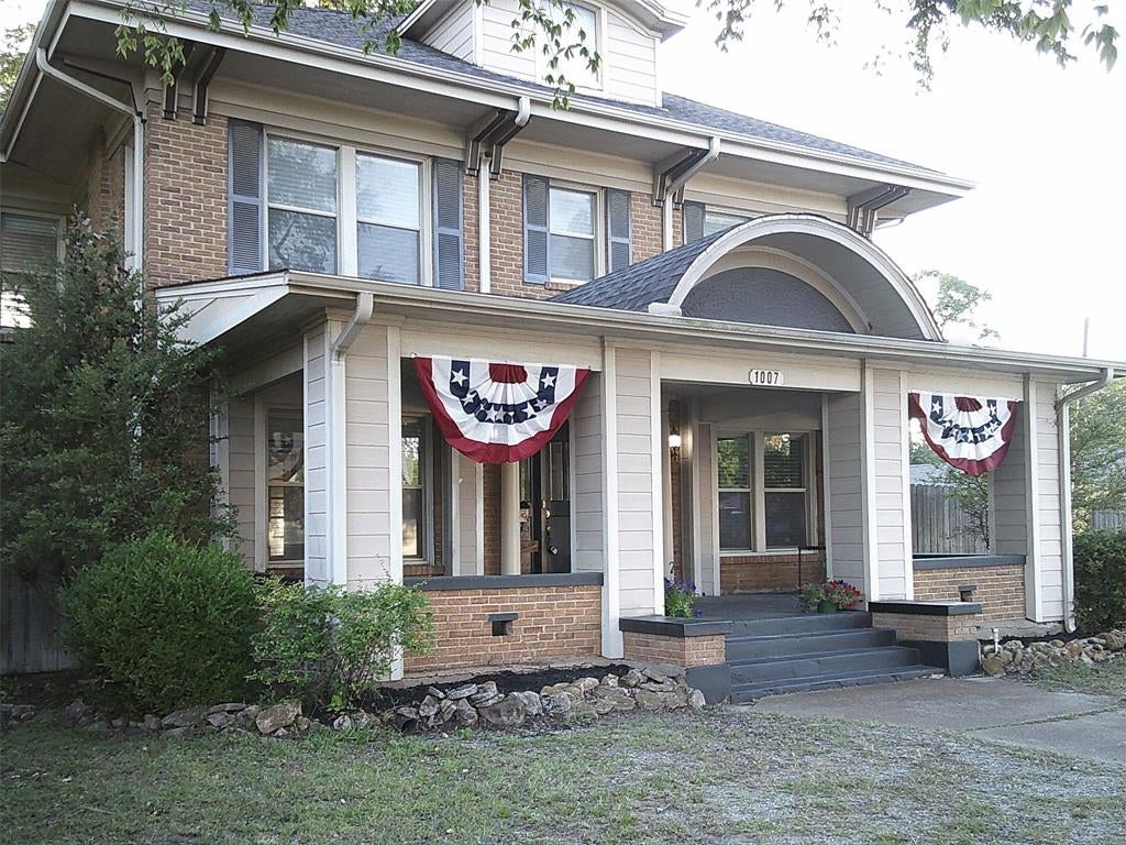 1007 N Center Street - Photo 2
