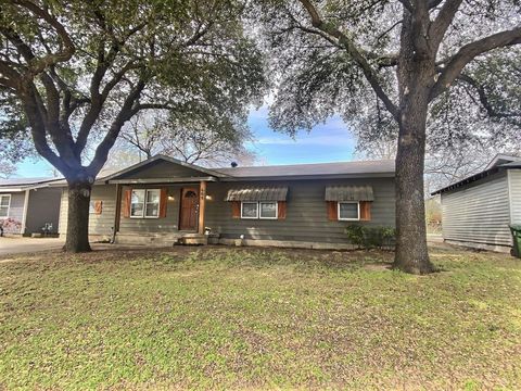 Photo of 609 E Ellen Avenue, Hurst, TX 76053 (MLS # 21209073)