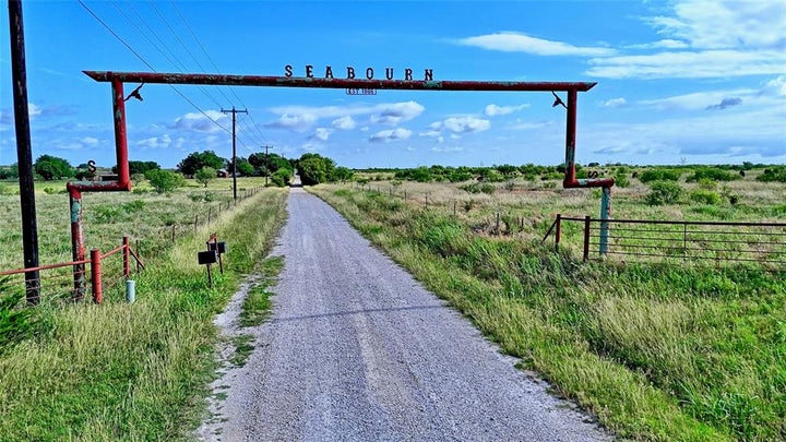 Photo 1 of 39 — 576 Seabourn Road, Henrietta, TX 76365