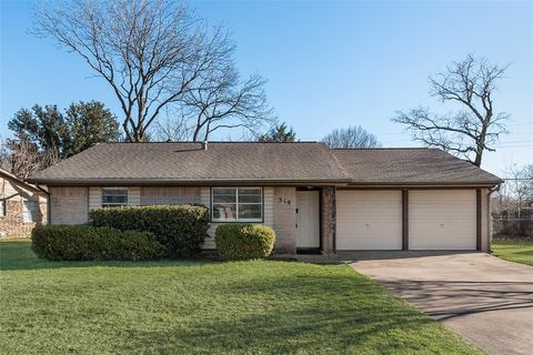 Photo of 310 Katherine Court, Duncanville, TX 75137 (MLS # 21171893)