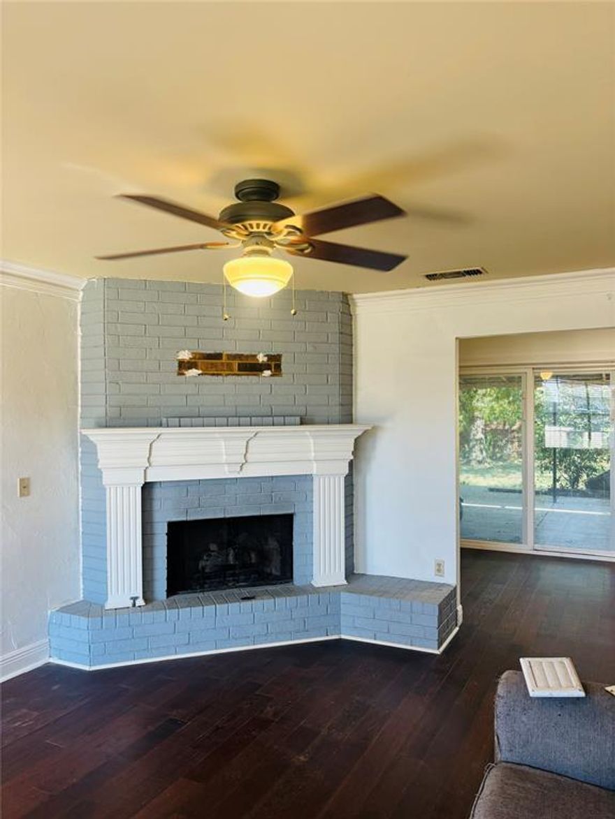 Motivated seller ! Beautiful 3-bedroom,2-bath home in a very convenient location. This property offers comfortable living with spacious rooms.
Is close to stores, restaurants, and easy freeway access, A perfect blend of comfort and convenience!