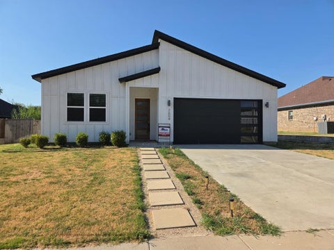 Photo of 2604 Flora Lane, Denison, TX 75020 (MLS # 21402820)