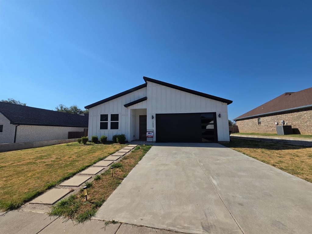 2604 Flora Lane