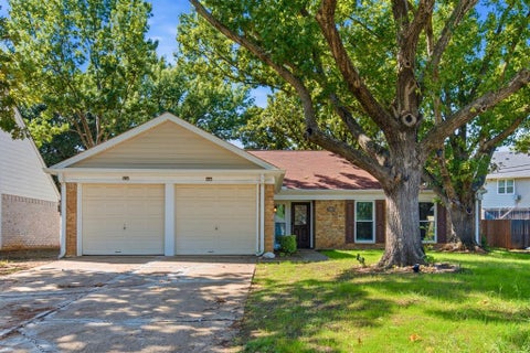 Photo of 1933 Pin Oak Drive, Flower Mound, TX 75028 (MLS # 21409062)