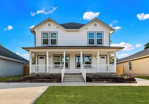 Photo of 404 E Elm Street, Denison, TX 75021 (MLS # 21158985)