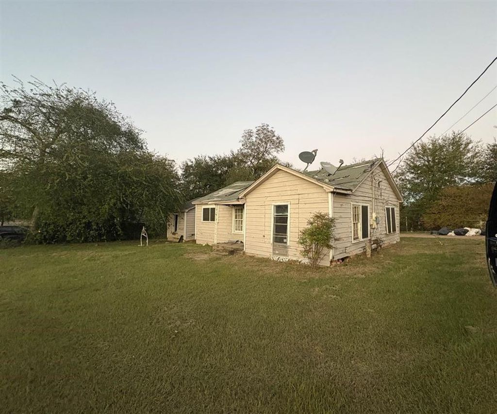 Photo of 318 Terry St. St, Pittsburg, TX 75686 (MLS # 21270946)