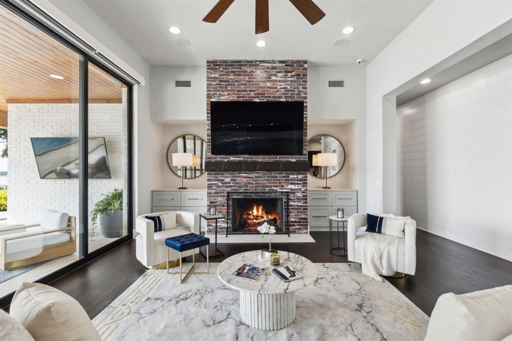 Emerald Sound At Lake Lewisvil - Residential