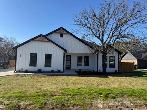 1106 E Sixth Street Springtown TX 76082