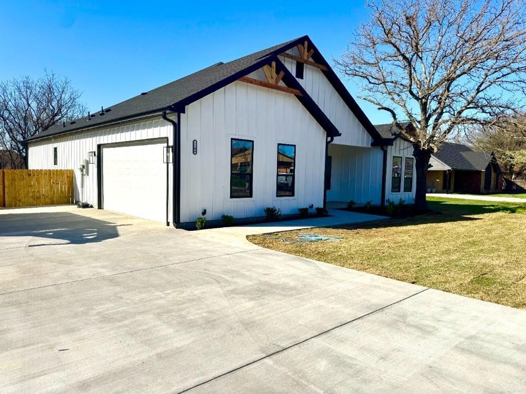 Photo of 1106 E Sixth Street, Springtown, TX 76082 (MLS # 21208076)