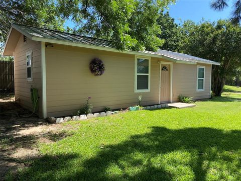 Photo of 412 N Brazos Street #B, Weatherford, TX 76086 (MLS # 21203370)