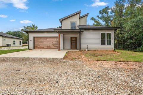 A home in Lindale