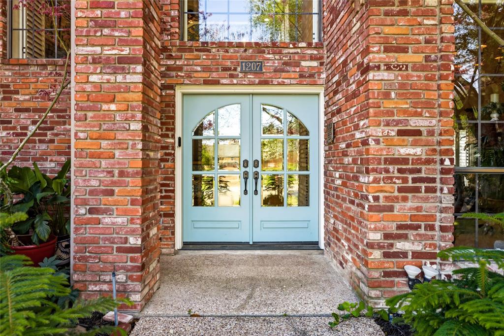 1207 Shady Oaks Circle