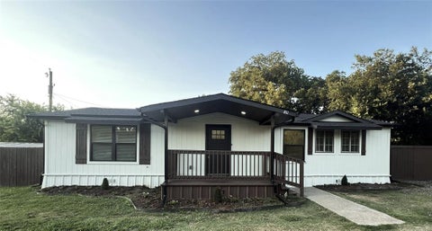 Photo of 811 Thompson Street, Gainesville, TX 76240 (MLS # 21346896)